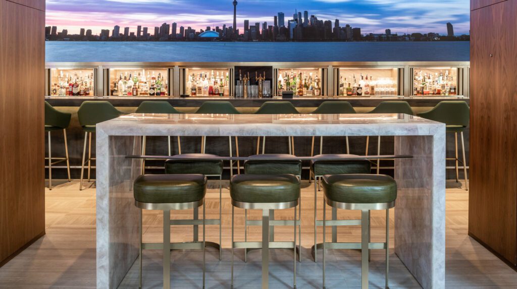 four-seasons-hotel-toronto-exterior-bar