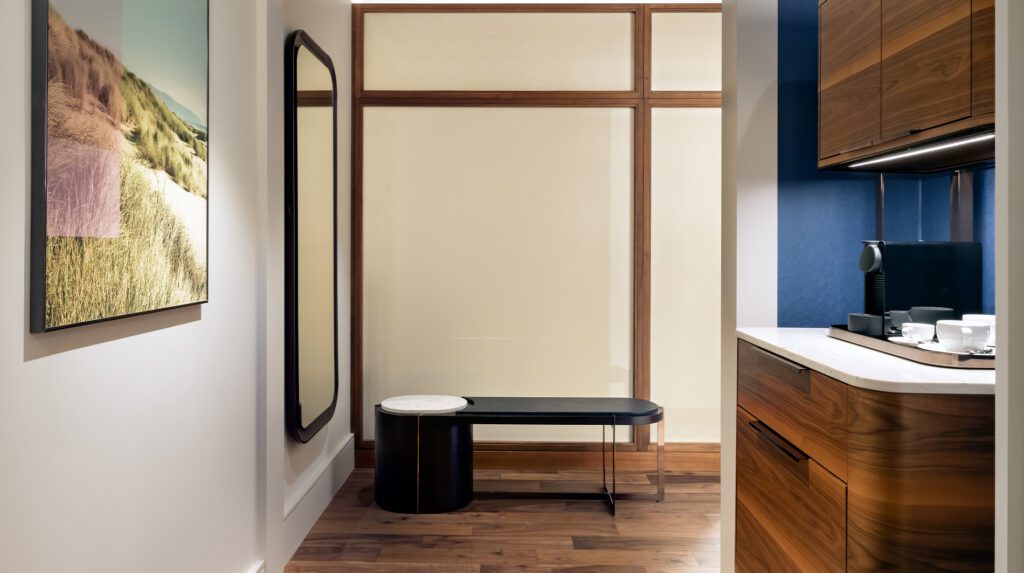 park-hyatt-toronto-king-deluxe-guestroom-entry