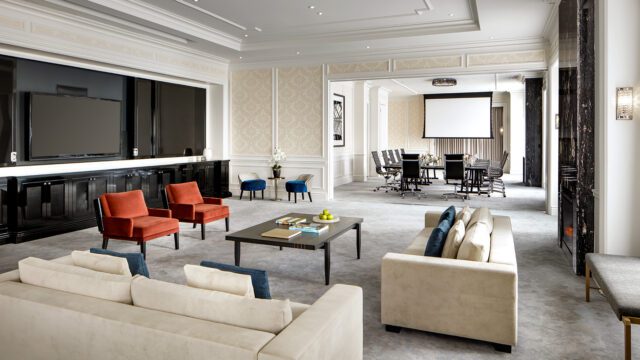 the-st-regis-toronto-bay-street-room-meeting-setup